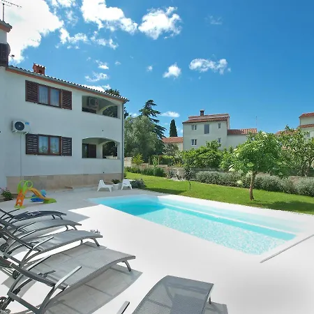 Stinjan 1868 아파트 풀라